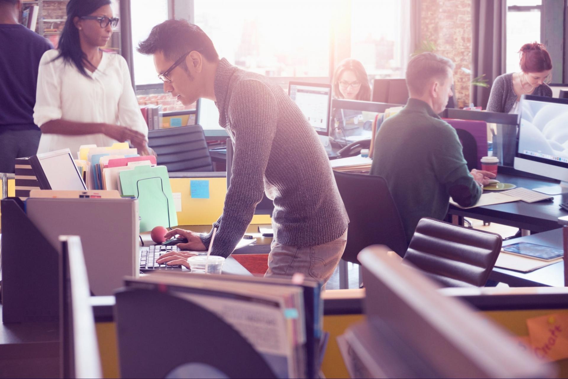 Estudiante participando en ejercicio de análisis presupuestario durante sesión inicial